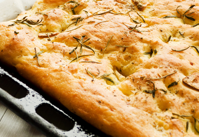 Foccacia brød i bradepande